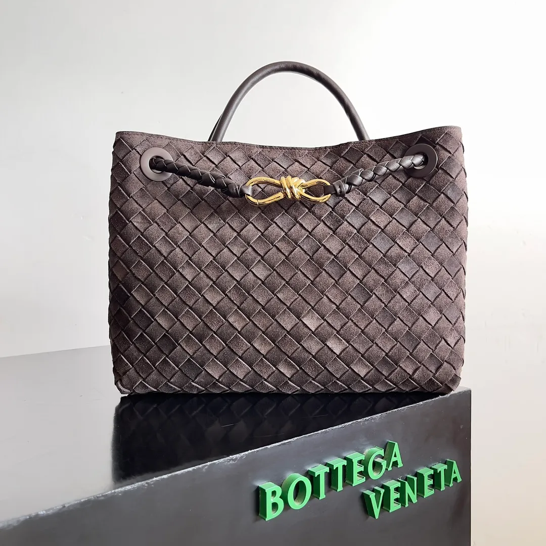 The 2023 new Andiamo batch of 2360 BV has been shipped‼ ️Really popular🔥The new Andiamo woven handbag launched by Bottega Veneta this season is really popular all over the world! ! Celebrities at home and abroad have worn it, and Oscar-winning actress Michelle Yeoh has taken it out on the street. Song Jia, Trai Yara, Yu Feihong, Sanji Ayaka, Rosie Hunting-Whiteley, Yoshioka Riho, etc. have all picked up this bag. It is classic and versatile, showing off its temperament, and the bag capacity is also large, which is very convenient for daily commuting! ! A variety of carrying methods, the shoulder straps can be adjusted by yourself, the original lambskin feels soft and delicate, and the unisex style breaks the gender boundaries and brings a more practical and long-lasting use experience. Andiamo, which has both elegant and casual styles, perfectly interprets the true appearance of "fashionable old money style". Style number: 743572 Size: 32*24*12